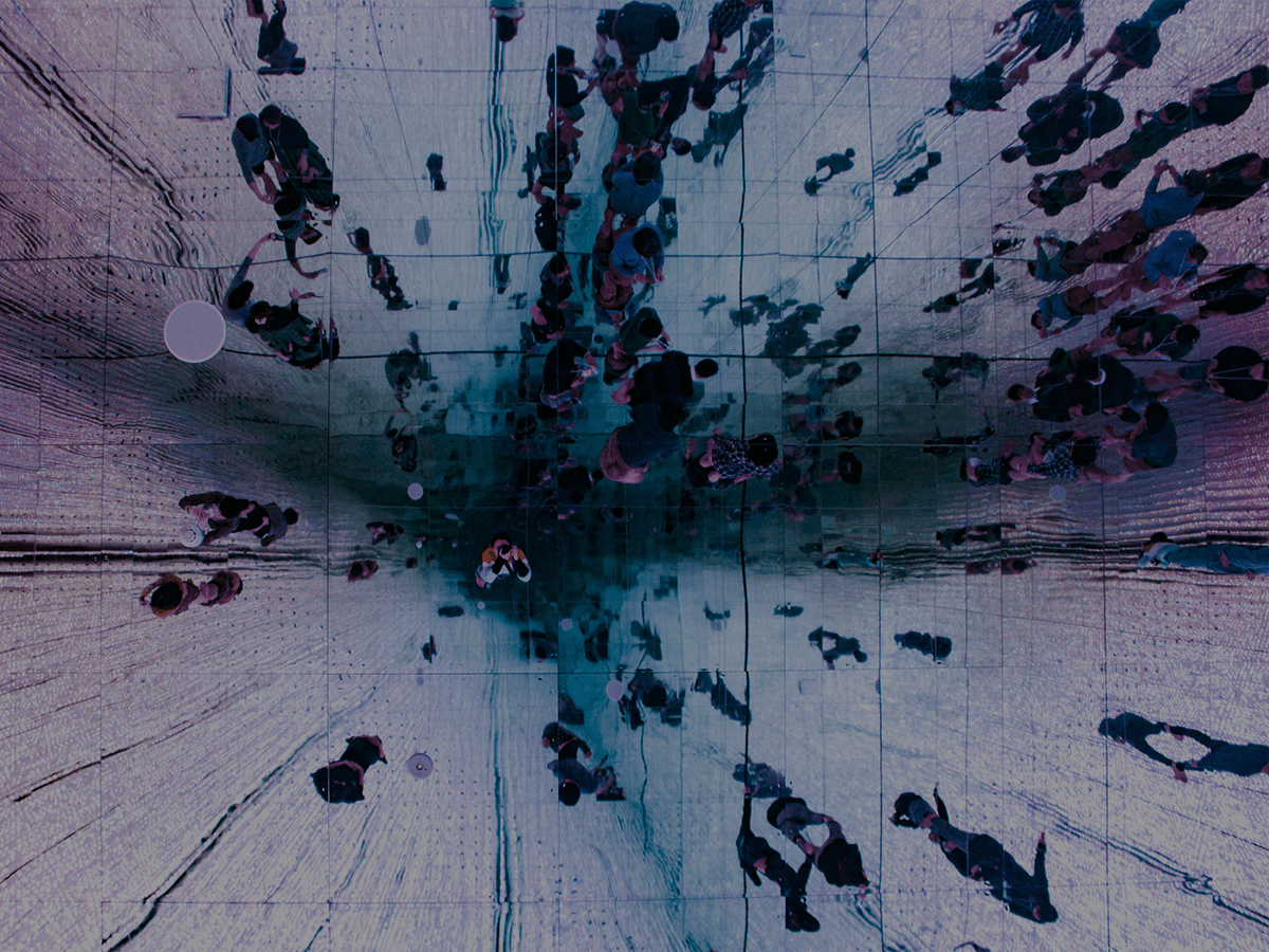 Equipe colaborando no escritório